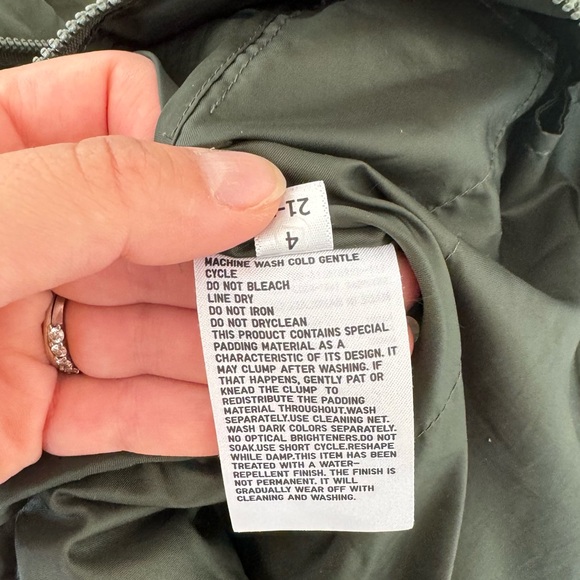 Uniqlo pastel green puffer jacket, super lightweight and very warm size 13Y - Picture 9 of 10